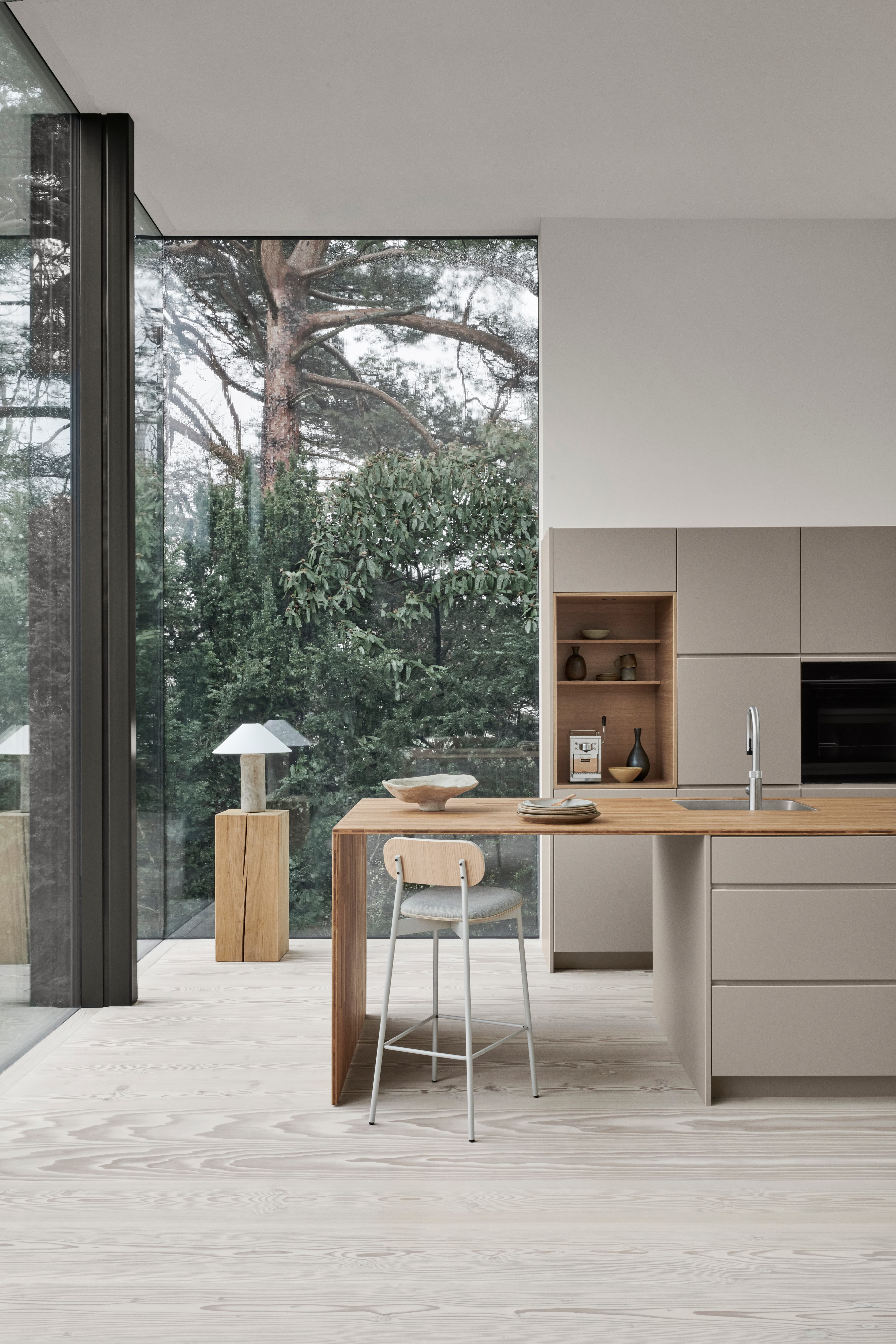 MANO arizona beige kjøkken med elegant, minimalistisk design, med håndtaksløse skap og integrerte hvitevarer, som legemliggjør nordisk eleganse.