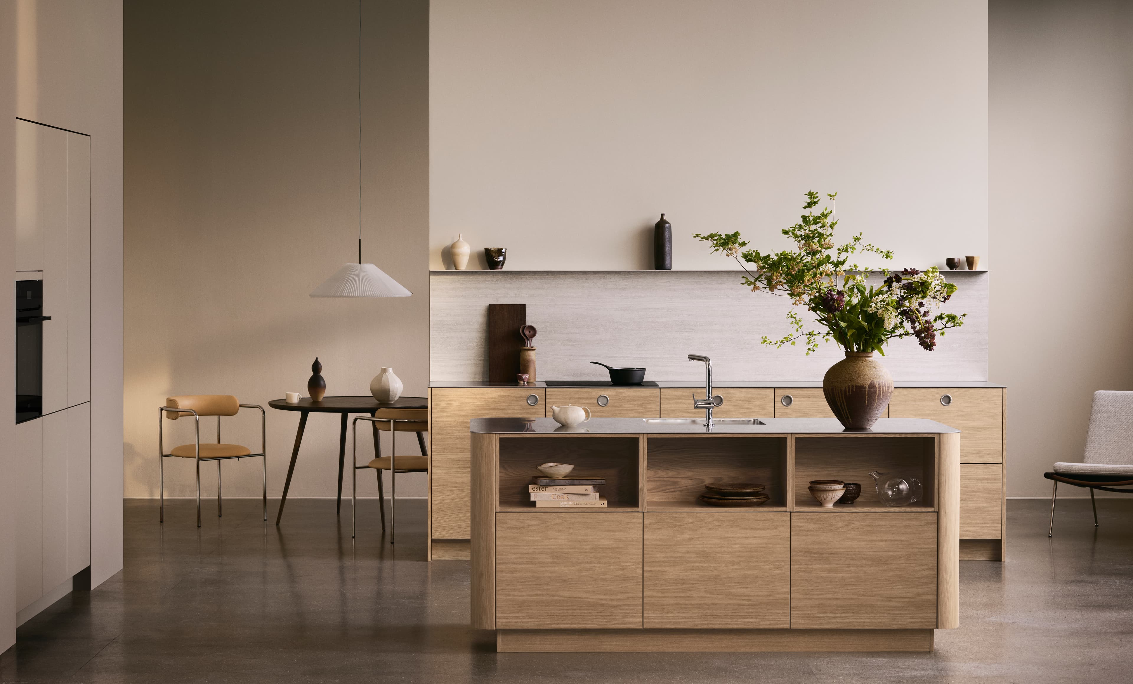 VEDA lys eikekjøkken med minimalistisk design med elegante skap, naturlige treteksturer og moderne innredning for en varm og elegant plass.